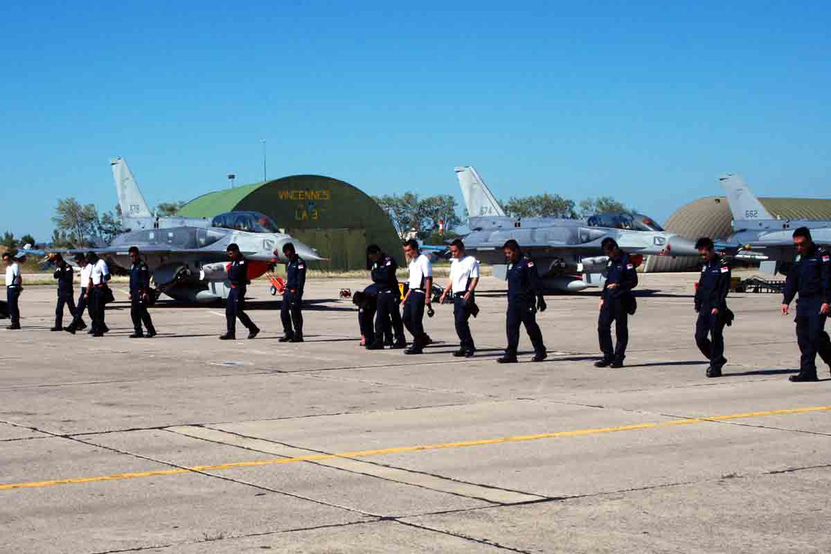 tecnici e specialisti della RSingAF ispezionano minuziosamente l'area di manovra prima di ogni attività operativa 9v.af_F-16D+_linea volo